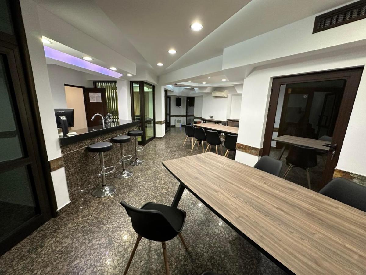 Хотел Аврора Haskovo Ngoại thất bức ảnh